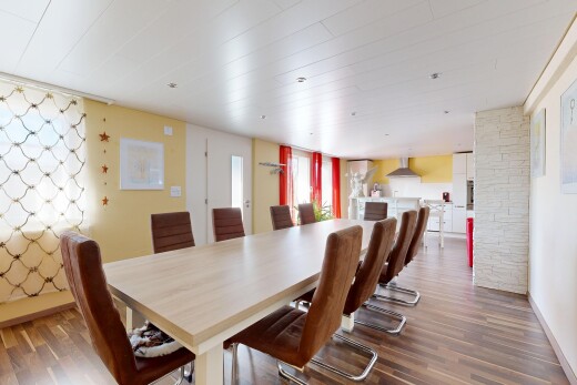 salle à manger avec inside property, sol en finition bois, wood finish floor, lumière naturelle, et natural light
