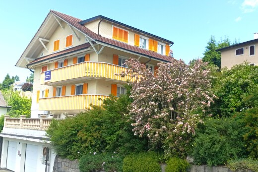 façade avec apartment complex view, balcon, et day time
