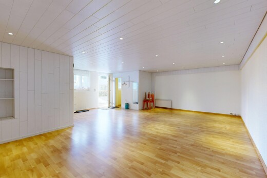 pièce vide avec lumière naturelle, natural light, sol en finition bois, wood finish floor, et inside property