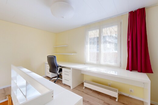 bureau avec lumière naturelle, natural light, radiateur à plinthe, espace bureau, et cloison sèche