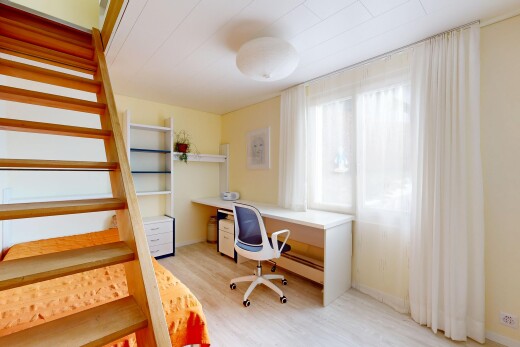 büro mit bürobereich, holzfußboden, wood finish floor, inside property, und gipskartonwand