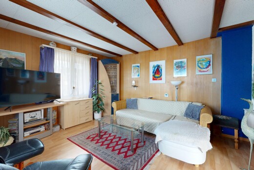 wohnzimmer mit holzwand, wood wall, balkendecke, beamed ceiling, und fernseher