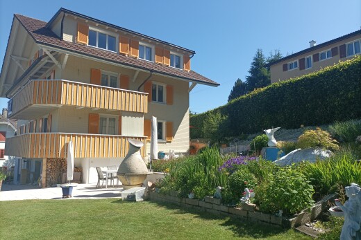 außenansicht mit from community, apartment complex view, rasen, day time, und balkon