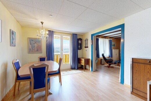 salle à manger avec lumière naturelle, natural light, inside property, lustre remarquable, et sol en finition bois