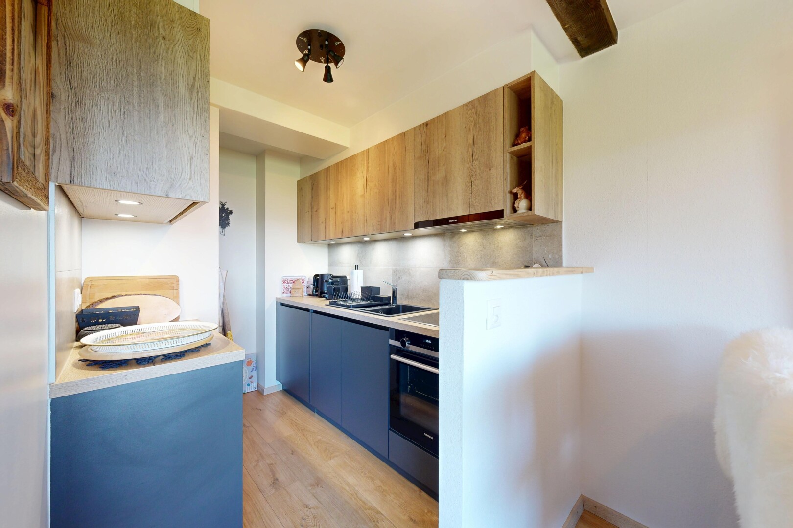 cuisine avec plans de travail, light countertops, light floor, étagères ouvertes, et open shelves