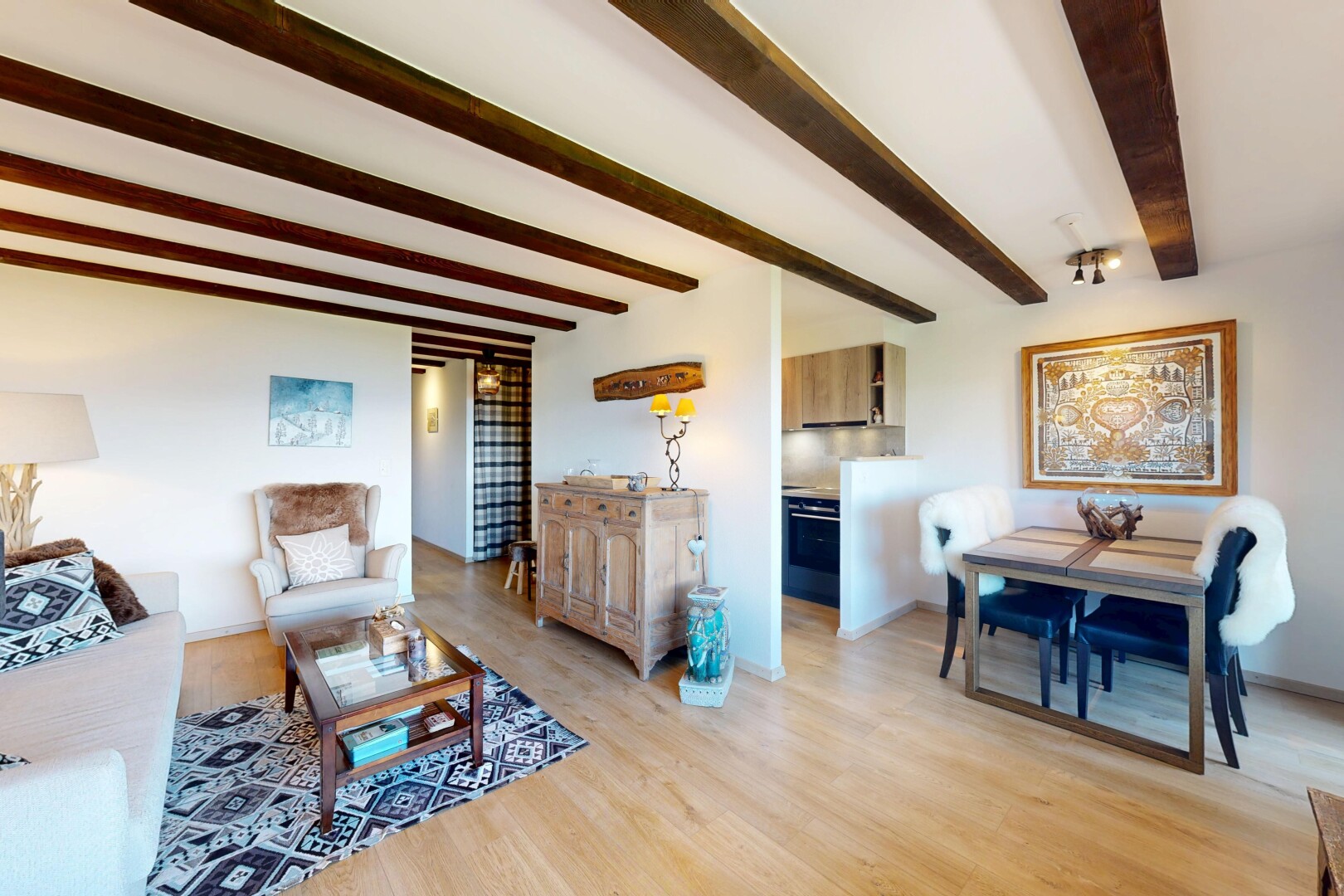 salon / salle à manger avec inside property, plafond à poutres, beamed ceiling, sol en finition bois, et wood finish floor