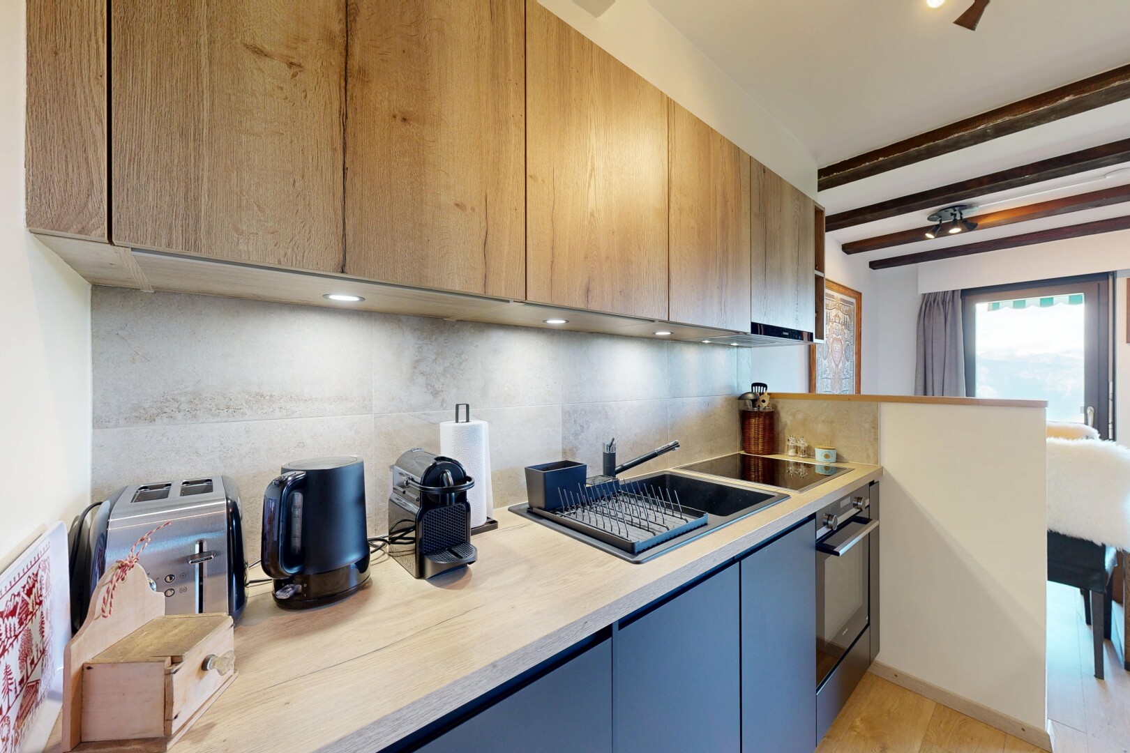 cuisine avec light countertops, inside property, backsplash, dosseret, et light floor