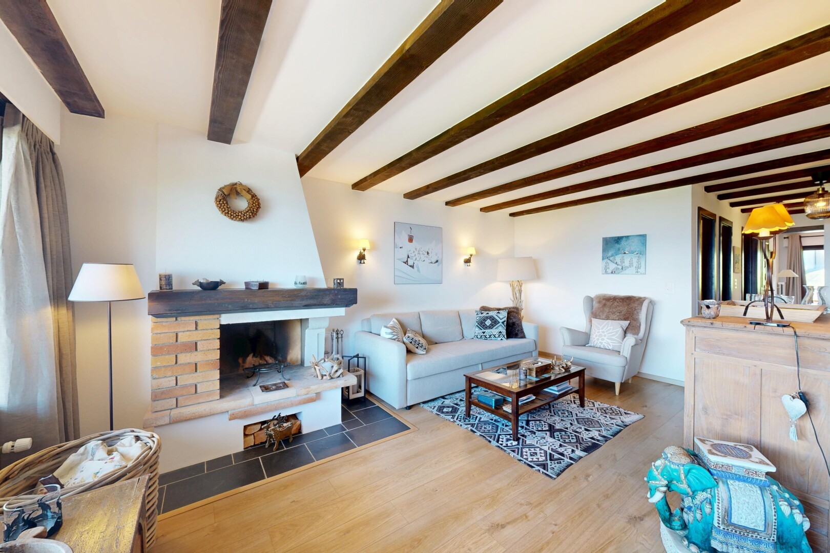 salon avec inside property, sol en finition bois, wood finish floor, cheminée, et cloison sèche