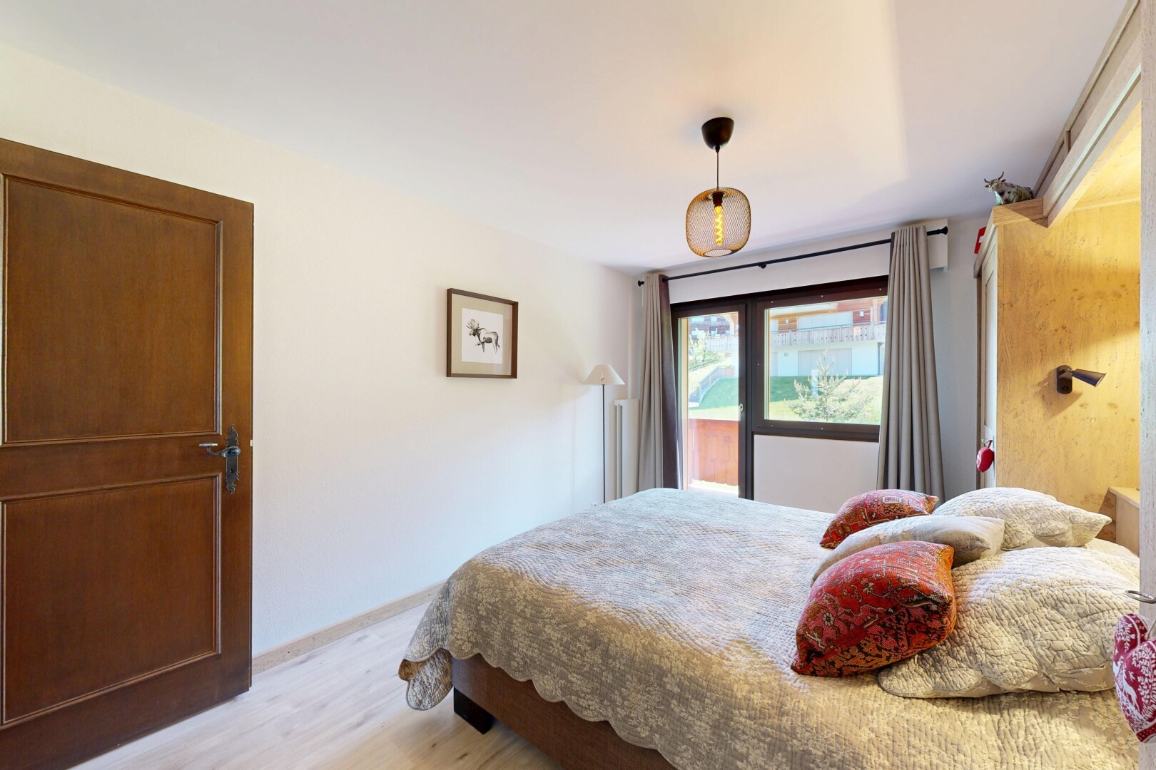 chambre avec sol en finition bois, wood finish floor, cloison sèche, drywall, et inside property
