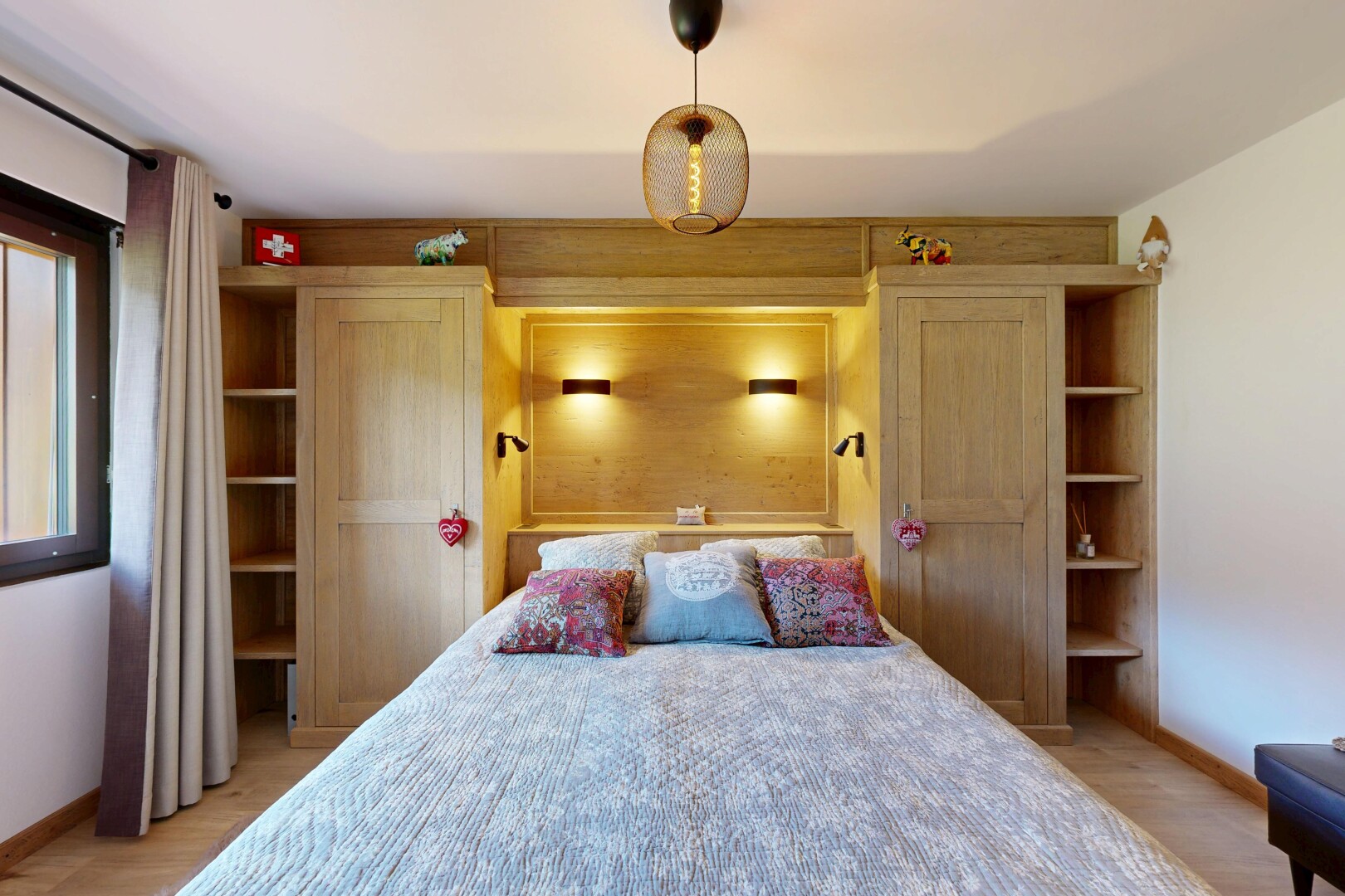chambre avec plinthes murales, baseboards wall, cloison sèche, drywall, et inside property
