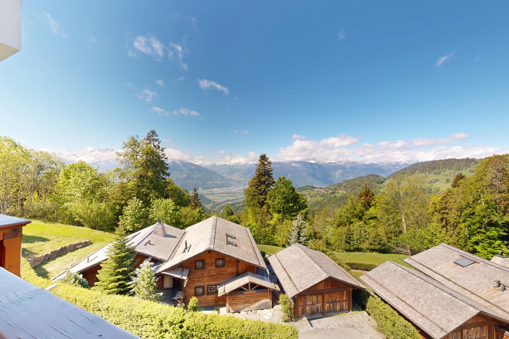 façade avec day time, mountain view, vue sur la montagne, et from property