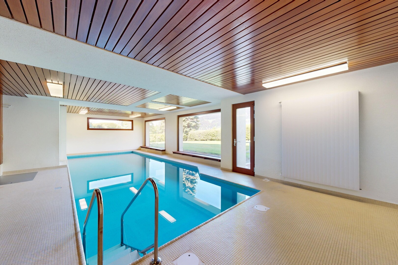 piscine avec rampe, inside property, et piscine