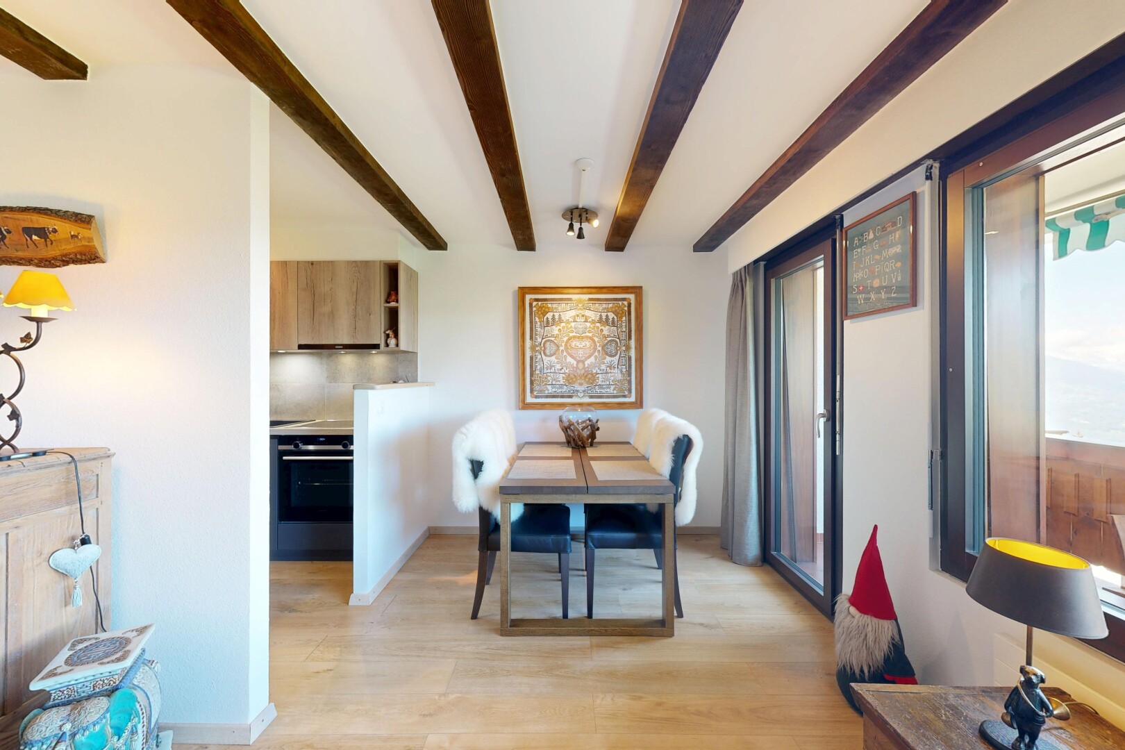 salle à manger avec plafond à poutres, beamed ceiling, inside property, cloison sèche, et drywall