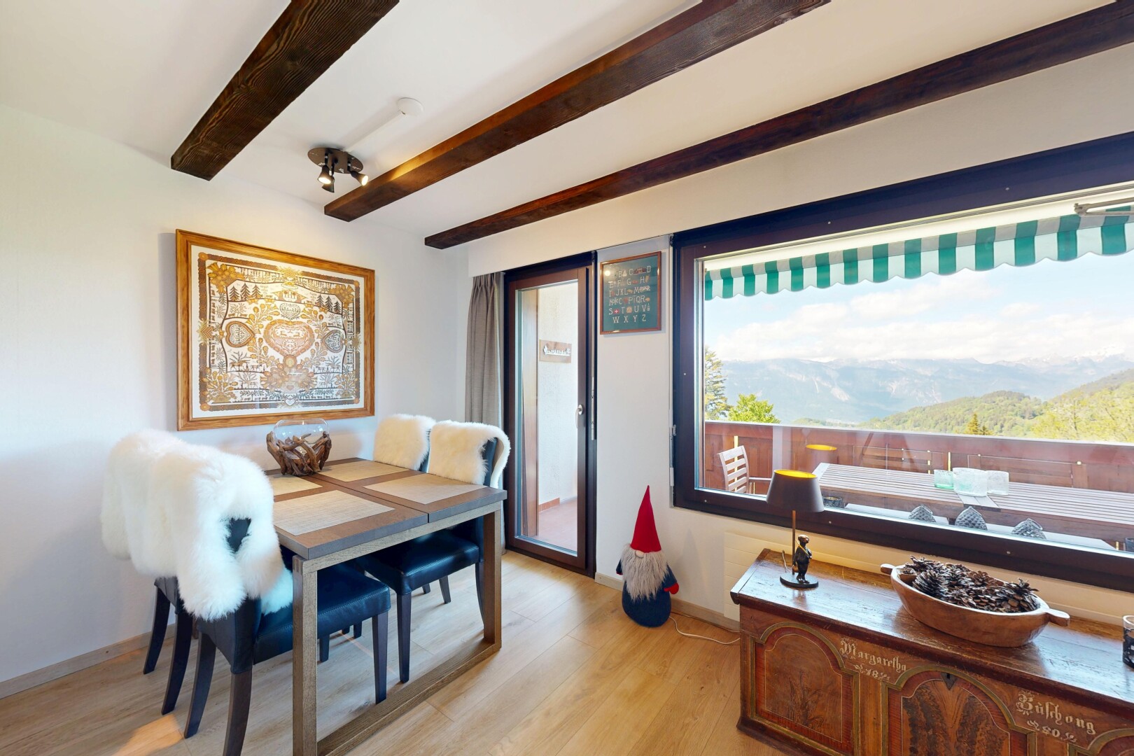 salle à manger avec plafond à poutres, beamed ceiling, inside property, sol en finition bois, et wood finish floor