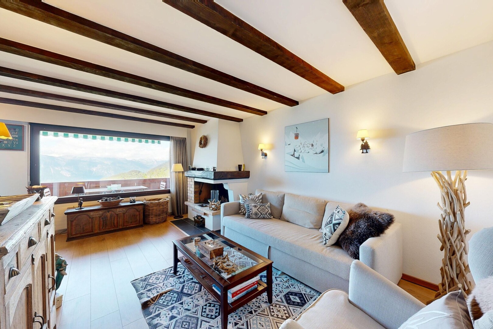 salon avec natural light, lumière naturelle, inside property, beamed ceiling, et plafond à poutres