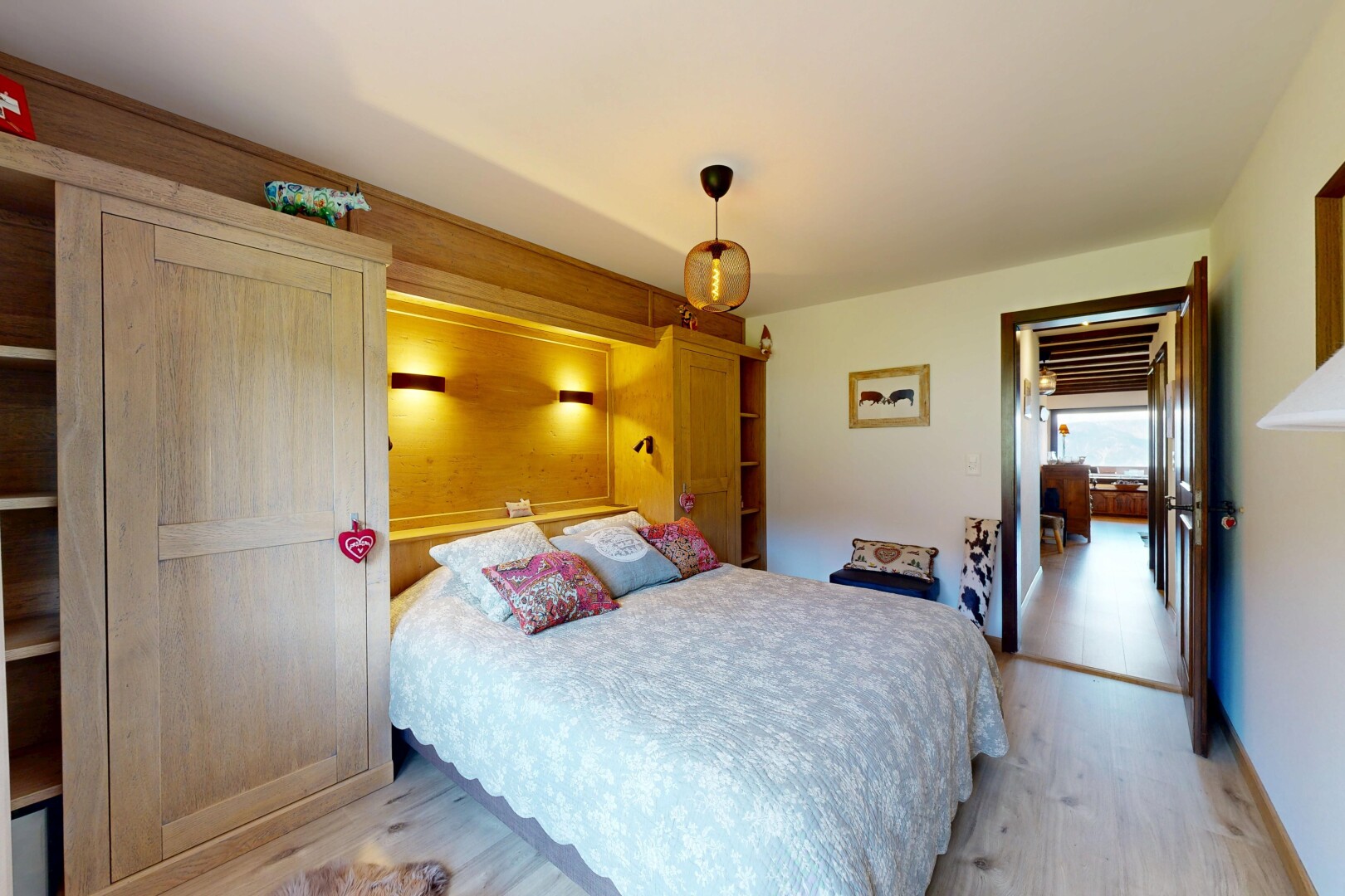 chambre avec inside property, cloison sèche, drywall, sol en finition bois, et wood finish floor