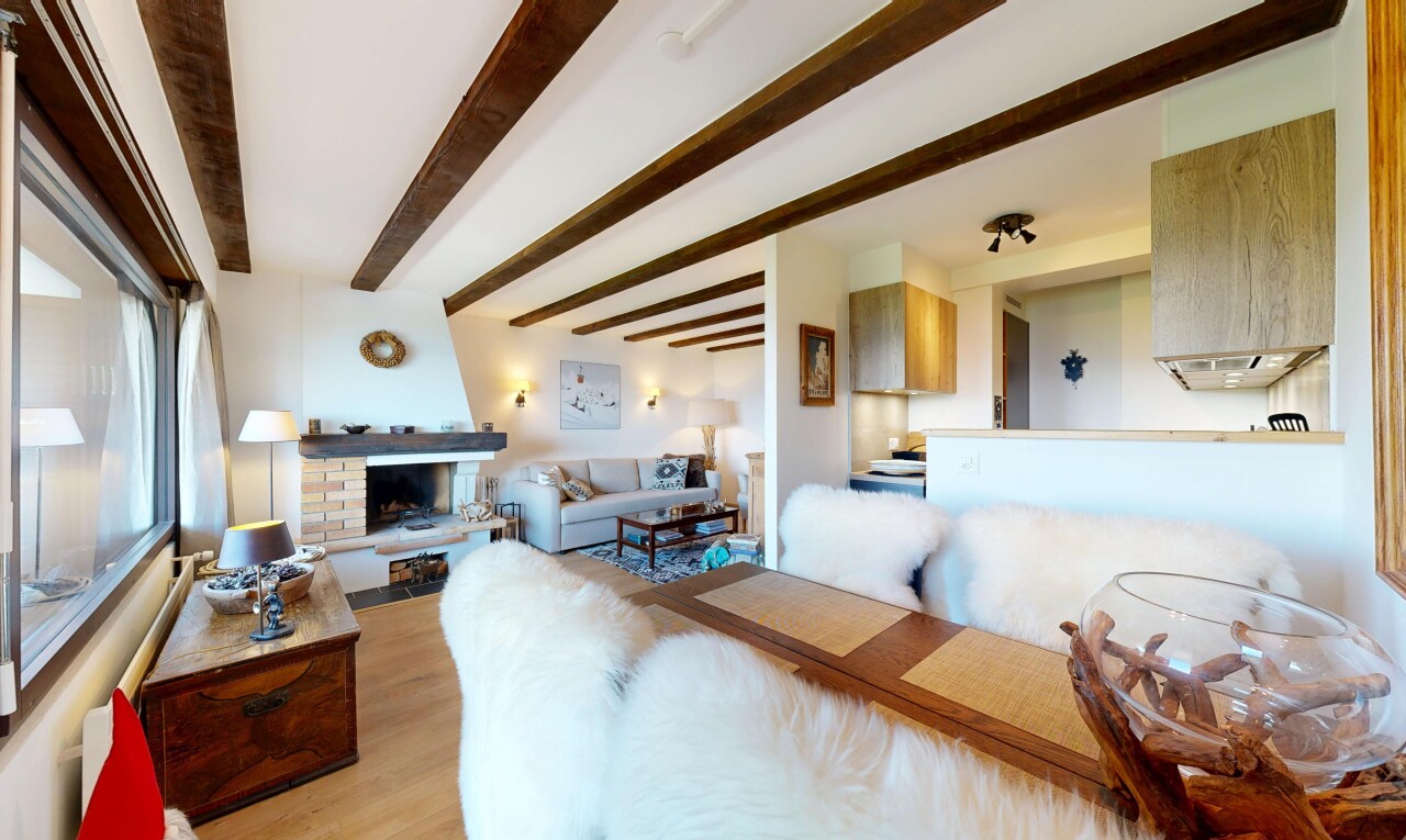 salon avec plafond à poutres, beamed ceiling, inside property, cheminée, et cloison sèche