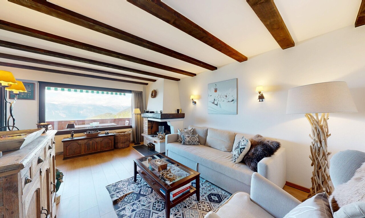 salon avec natural light, lumière naturelle, inside property, beamed ceiling, et plafond à poutres