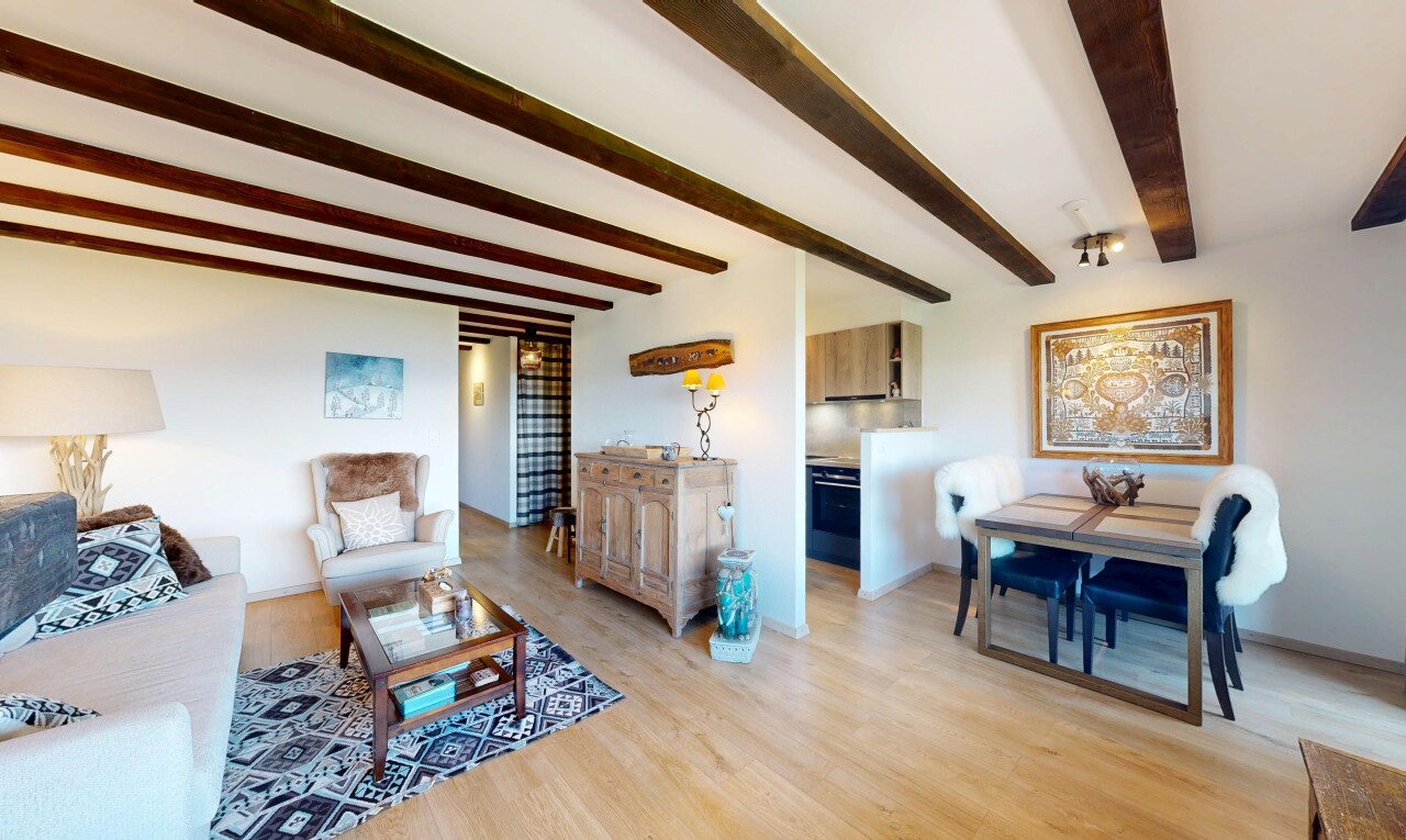 salon / salle à manger avec inside property, plafond à poutres, beamed ceiling, sol en finition bois, et wood finish floor
