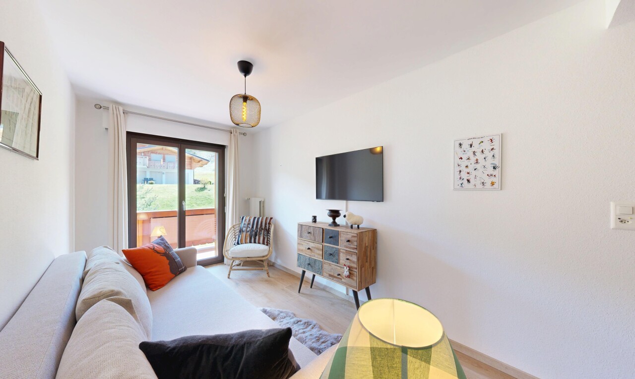 salon avec télévision, inside property, cloison sèche, drywall, et lumière naturelle