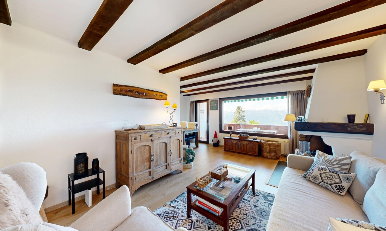 salon avec inside property, sol en finition bois, wood finish floor, lumière naturelle, et natural light