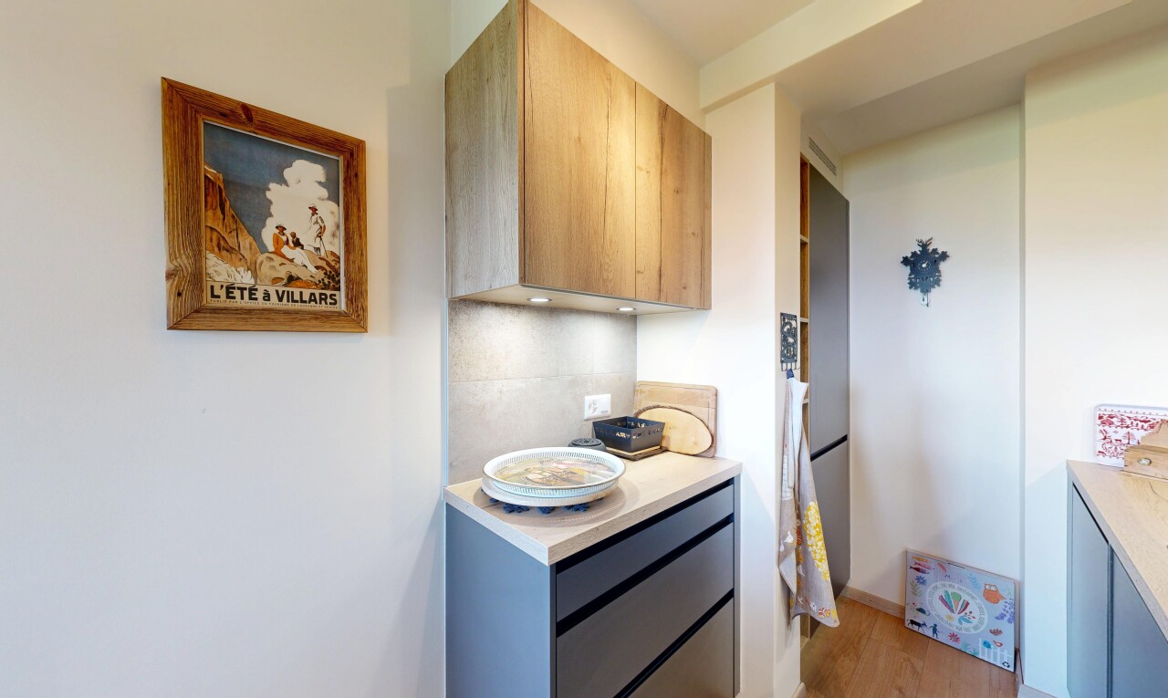 cuisine avec light countertops, inside property, drywall, cloison sèche, et wood finish floor