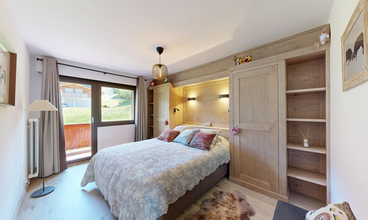 chambre avec inside property, sol en finition bois, wood finish floor, lumière naturelle, et natural light