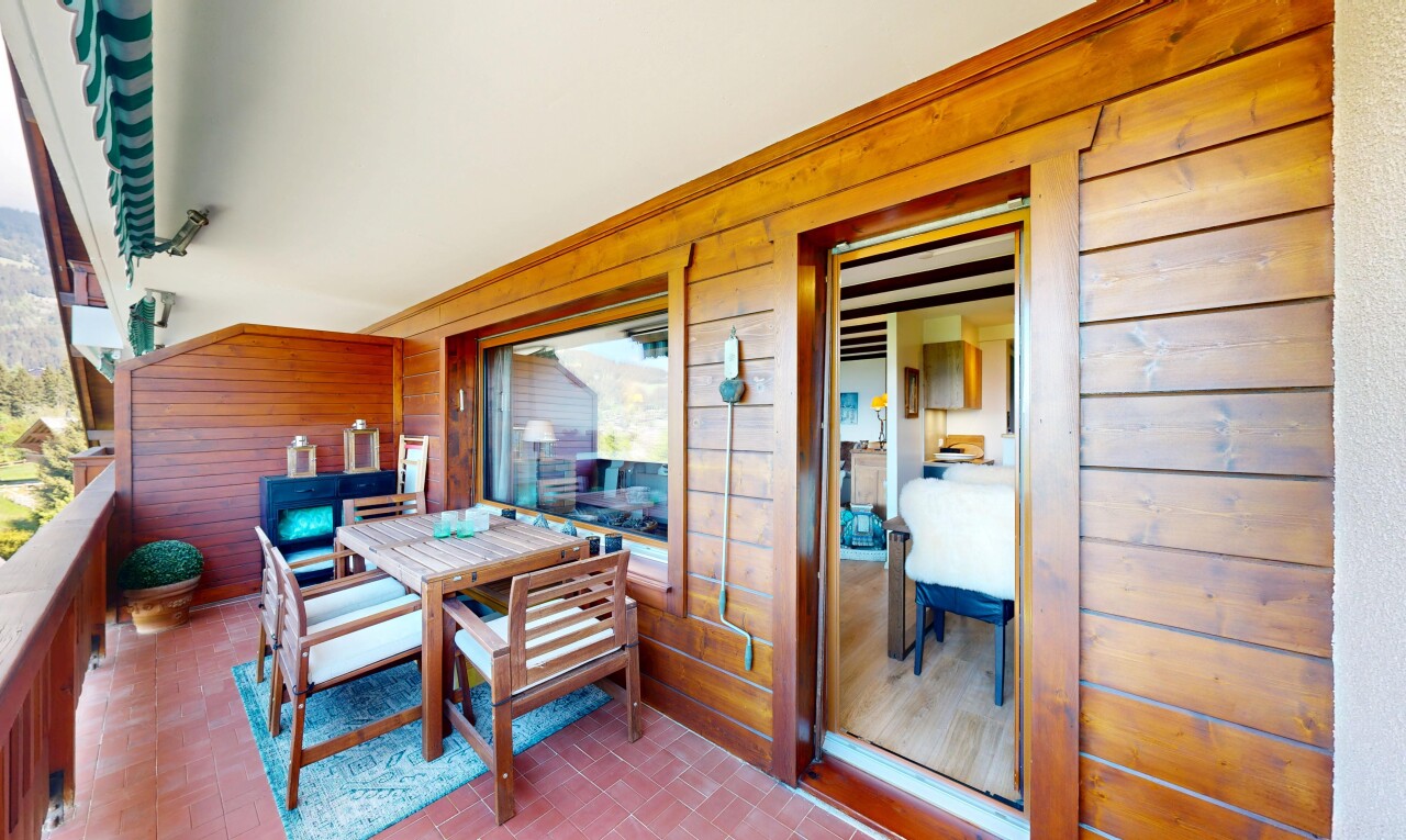 balcon avec coin repas extérieur et inside property