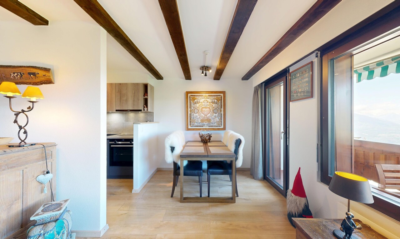 salle à manger avec plafond à poutres, beamed ceiling, inside property, cloison sèche, et drywall