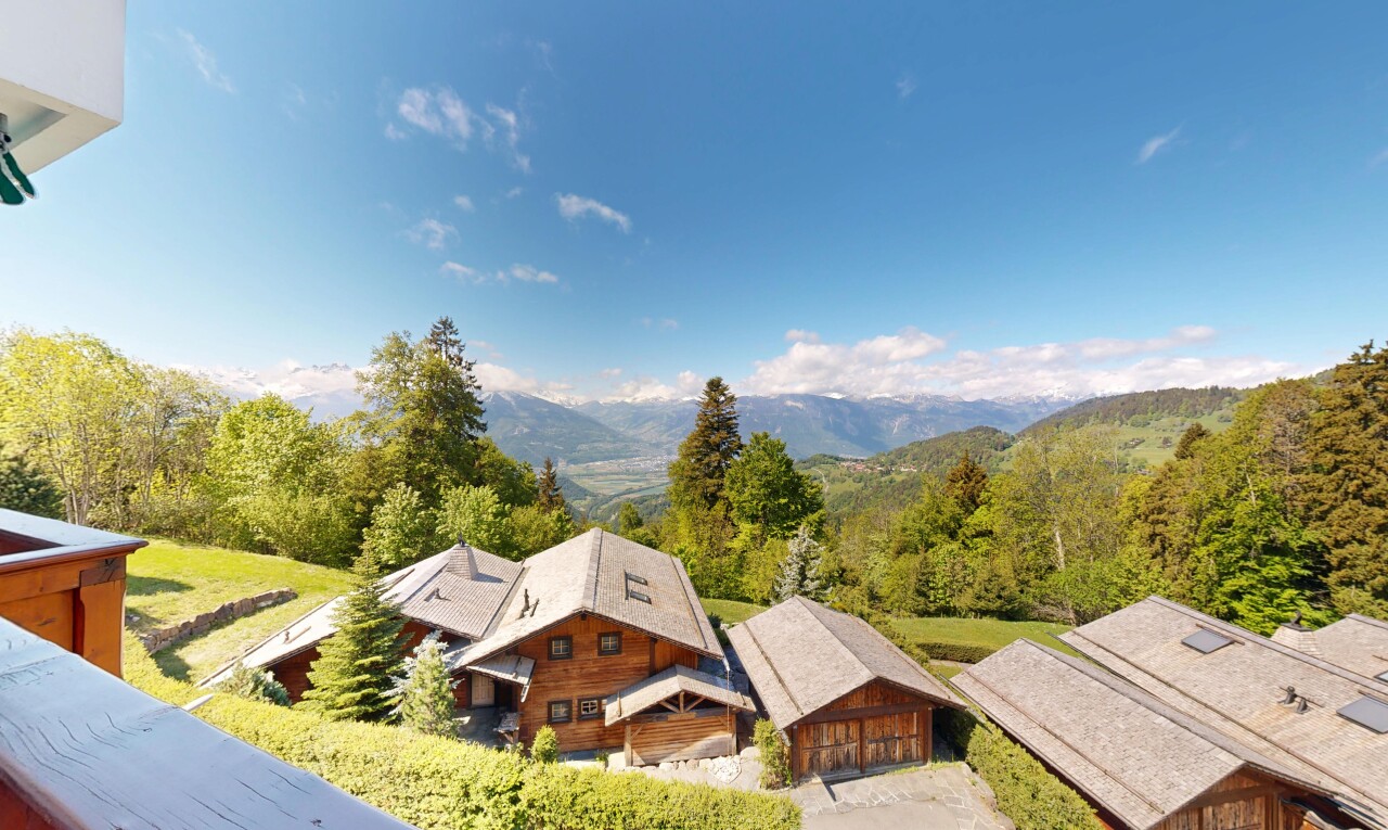 façade avec day time, mountain view, vue sur la montagne, et from property