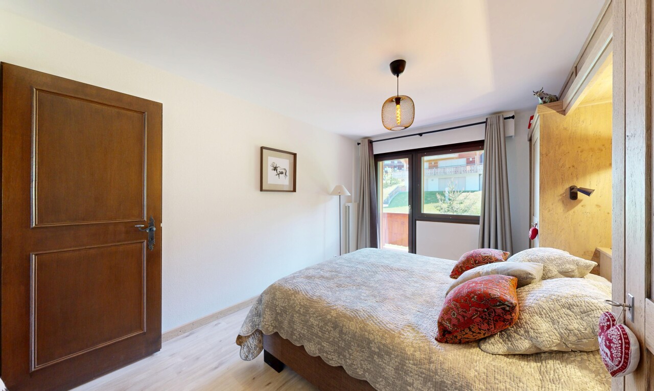 chambre avec sol en finition bois, wood finish floor, cloison sèche, drywall, et inside property