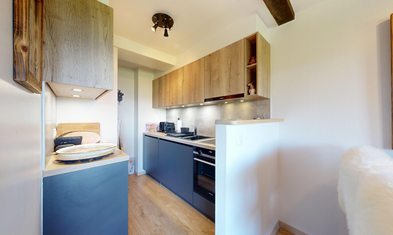 cuisine avec plans de travail, light countertops, light floor, étagères ouvertes, et open shelves
