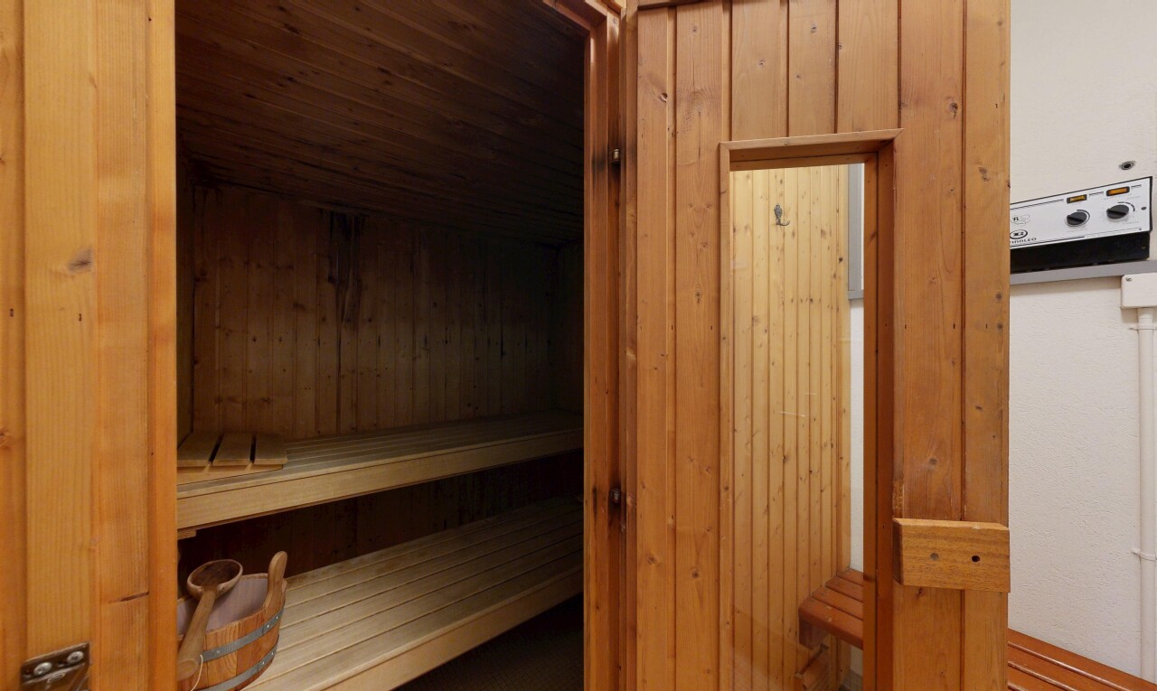 chambre avec mur en bois, wood wall, sauna, plafond en bois, et wood ceiling