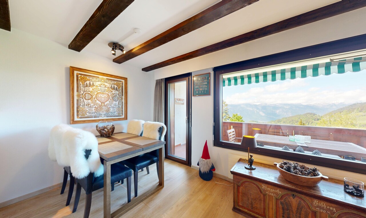 salle à manger avec plafond à poutres, beamed ceiling, inside property, sol en finition bois, et wood finish floor