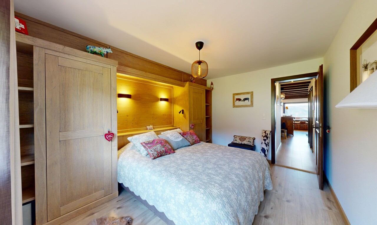 chambre avec inside property, cloison sèche, drywall, sol en finition bois, et wood finish floor