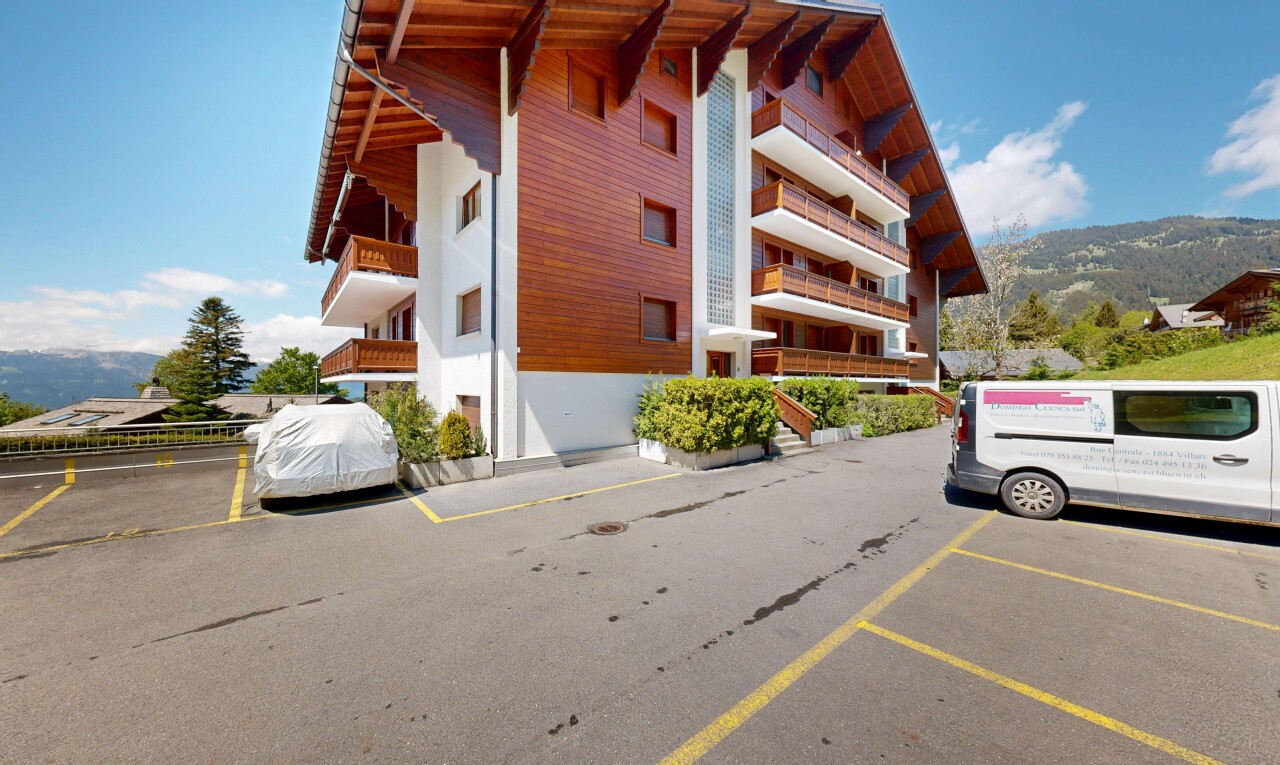 extérieur du bâtiment avec day time, parking, vue sur le complexe d'appartements, apartment complex view, et from community