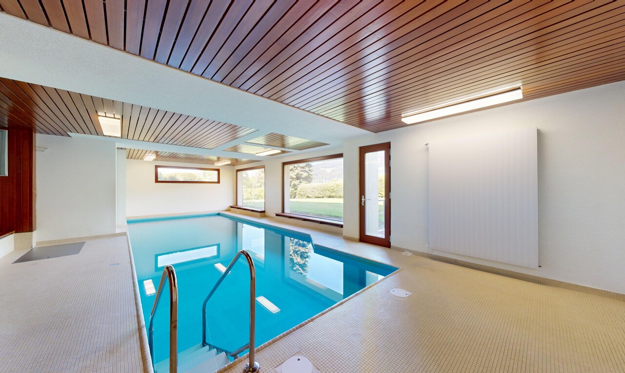 piscine avec rampe, inside property, et piscine