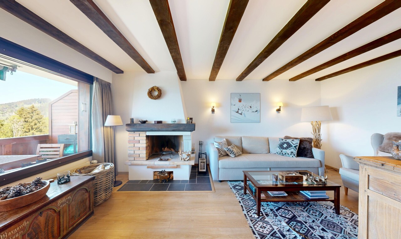 salon avec inside property, natural light, lumière naturelle, wood finish floor, et sol en finition bois