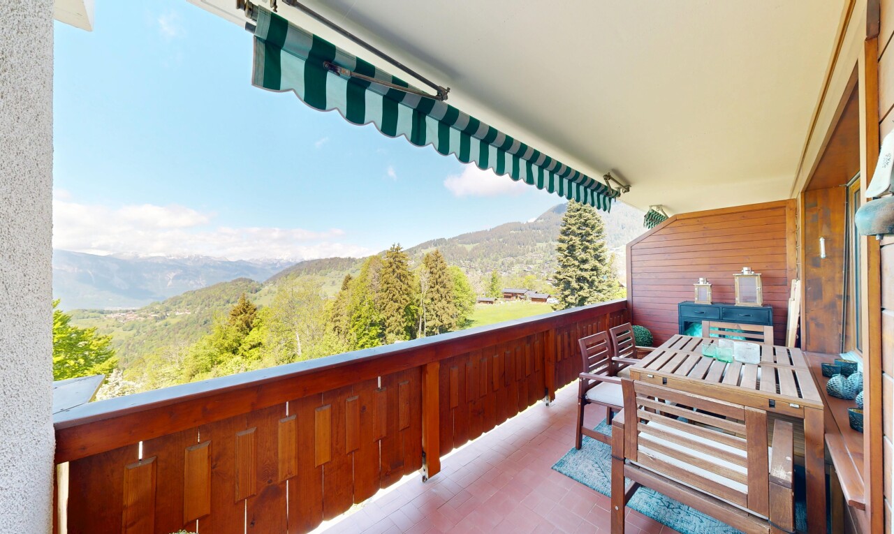 balcon avec from property, day time, mountain view, vue sur la montagne, et coin repas extérieur