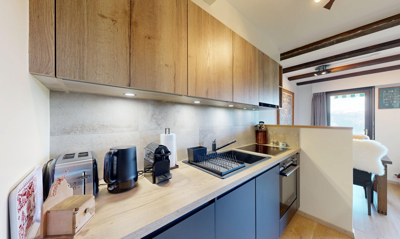 cuisine avec light countertops, inside property, backsplash, dosseret, et light floor