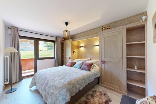 chambre avec inside property, sol en finition bois, wood finish floor, lumière naturelle, et natural light