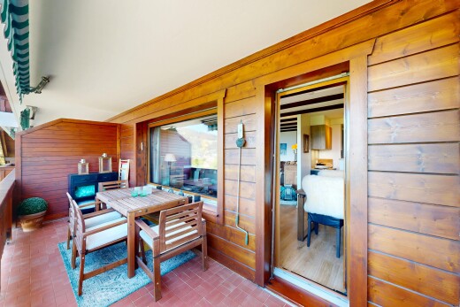 balcon avec coin repas extérieur et inside property