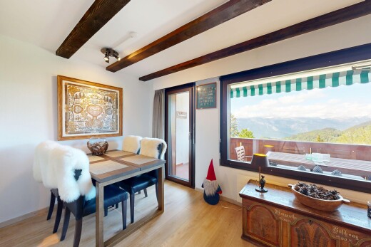 esszimmer mit balkendecke, beamed ceiling, inside property, holzfußboden, und wood finish floor