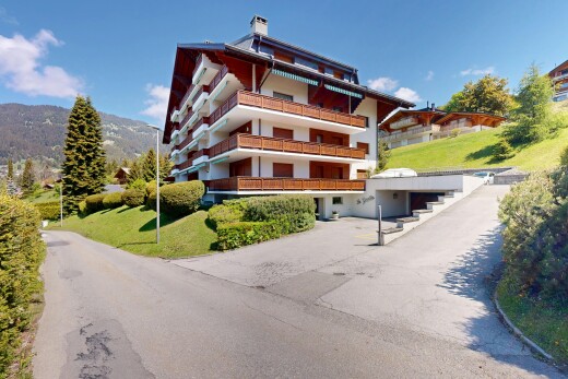 außenansicht mit day time, mountain view, blick auf die berge, apartment complex view, und blick auf wohnanlage
