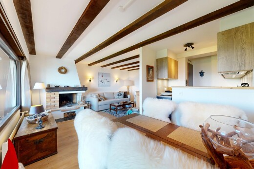 salon avec plafond à poutres, beamed ceiling, inside property, cheminée, et cloison sèche