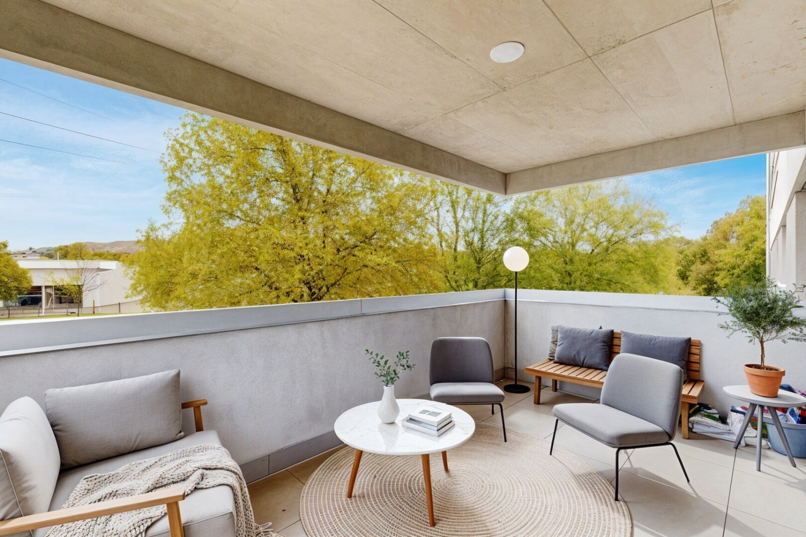 terrasse avec espace de vie extérieur, day time, from property, terrasse, et virtually staged