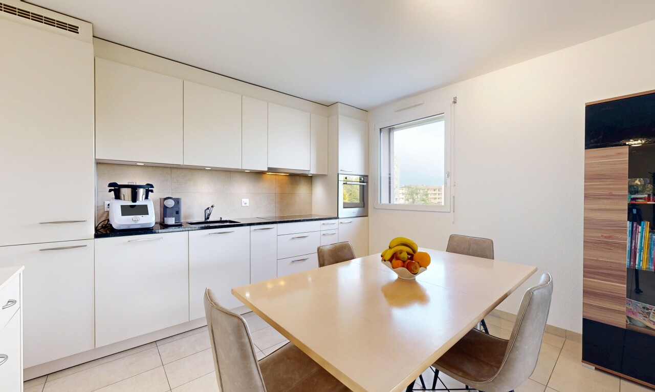 cuisine avec backsplash, dosseret, natural light, lumière naturelle, et armoires blanches