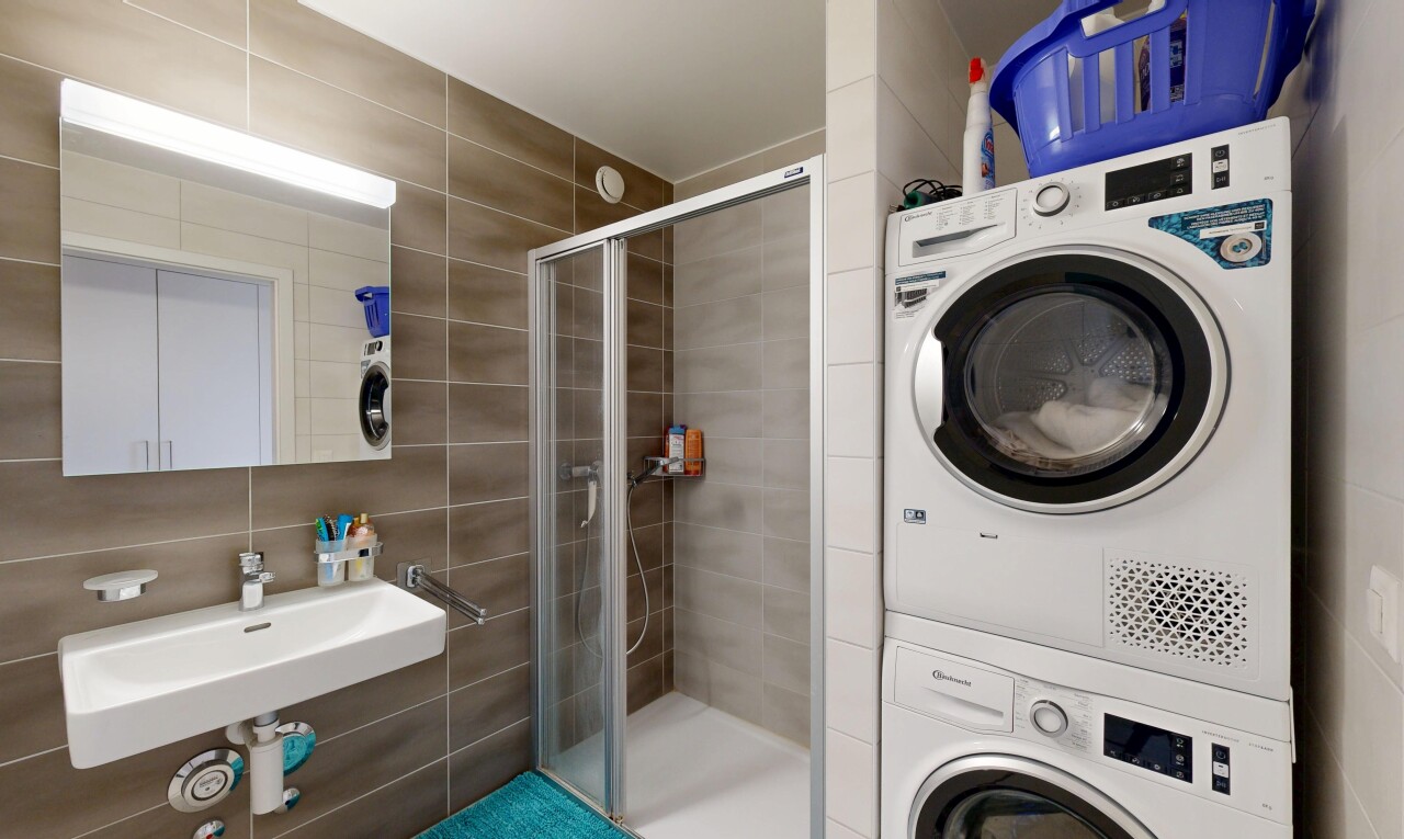 salle de bains avec mur en carrelage, tile wall, salle de bain complète, inside property, et douche