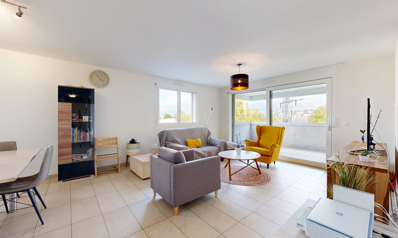salon avec lumière naturelle, natural light, cloison sèche, drywall, et inside property
