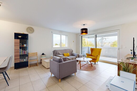 salon avec lumière naturelle, natural light, cloison sèche, drywall, et inside property